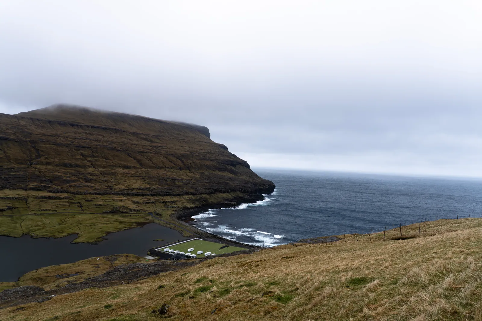 Stejl klippe ud mod havet på Færøerne