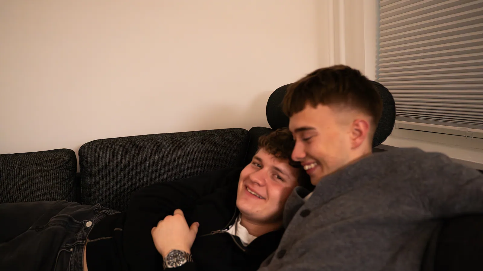 To venner der krammer i en sofa